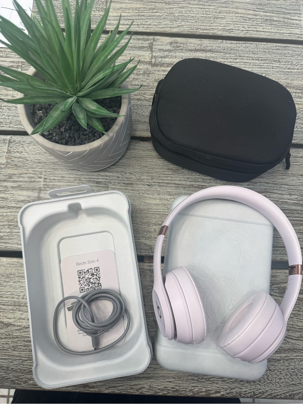 Like New Apple Beats Solo 4, Over-Ear Headphones - Cloud Pink